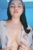 Falisja Live Show Belahan Dada Terbuka
