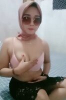 Gomez Jilbab Berkacamata Pamer Payudara