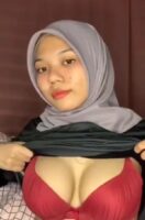 Ibu Rumah Tangga Hijab Nakal Buka Toketnya