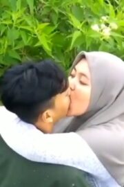 Cewek Hijab Nafsu Nyosor Banget Cium Pacarnya