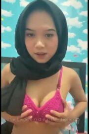 Cewek Jilbab BH Ungu Buka-Bukaan Langsung Colmek