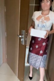 Pelayan Hotel Nganterin Hidangan Malah Dientot