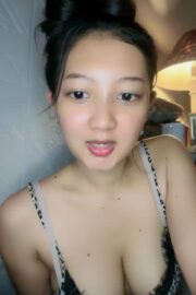 Icha Cantik Menawan Belahan Mulus Menggoda