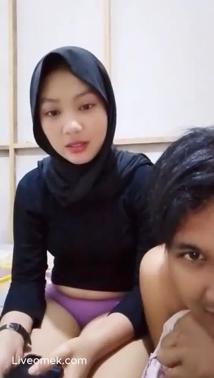 Ajarin Pacar Jilbab Ngocok Sambil Live