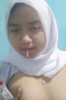 Pelajar Jilbab Putih Remas Susu Diludahin