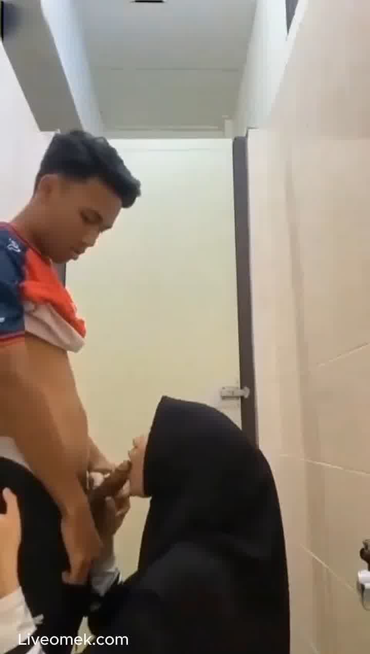Pelajar Jilbab Nyepong Kontol Temannya