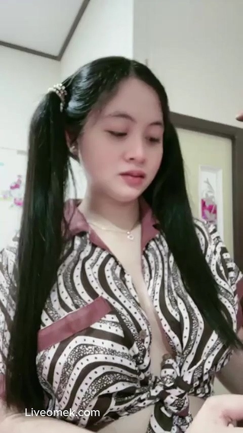 Zenny Imut Rambut Kepang Dua Pamer Belahan