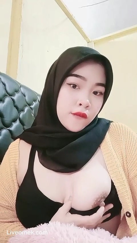 Jilbab Pamer Pentil Susu