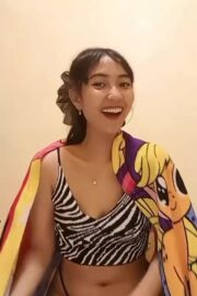 Miss Farah Cakep Buka Handuk Pamer Daleman