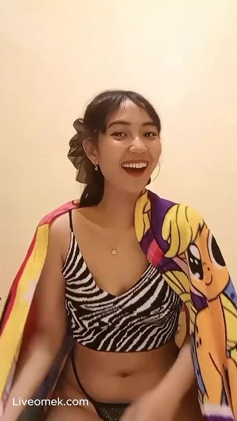 Miss Farah Cakep Buka Handuk Pamer Daleman