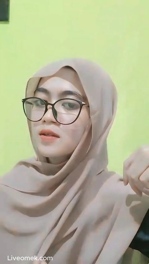 Hijab Cantik Buka Bukaan Di Kamarnya