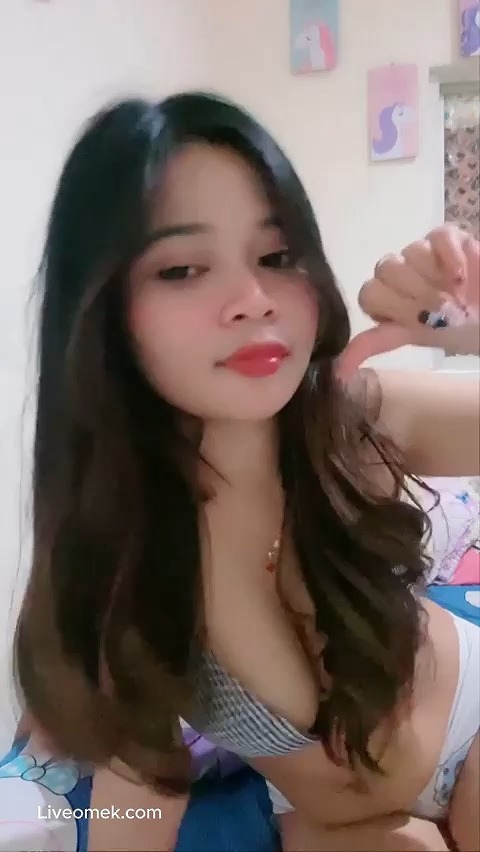 Anindya Pamer Toket Mungil Menggemaskan