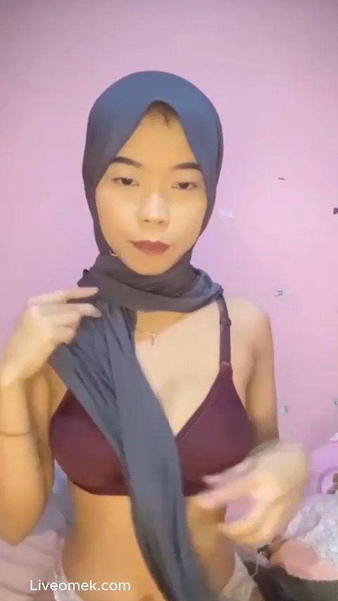 Celva Hijab Buka Baju Ganti Kostum Colmek