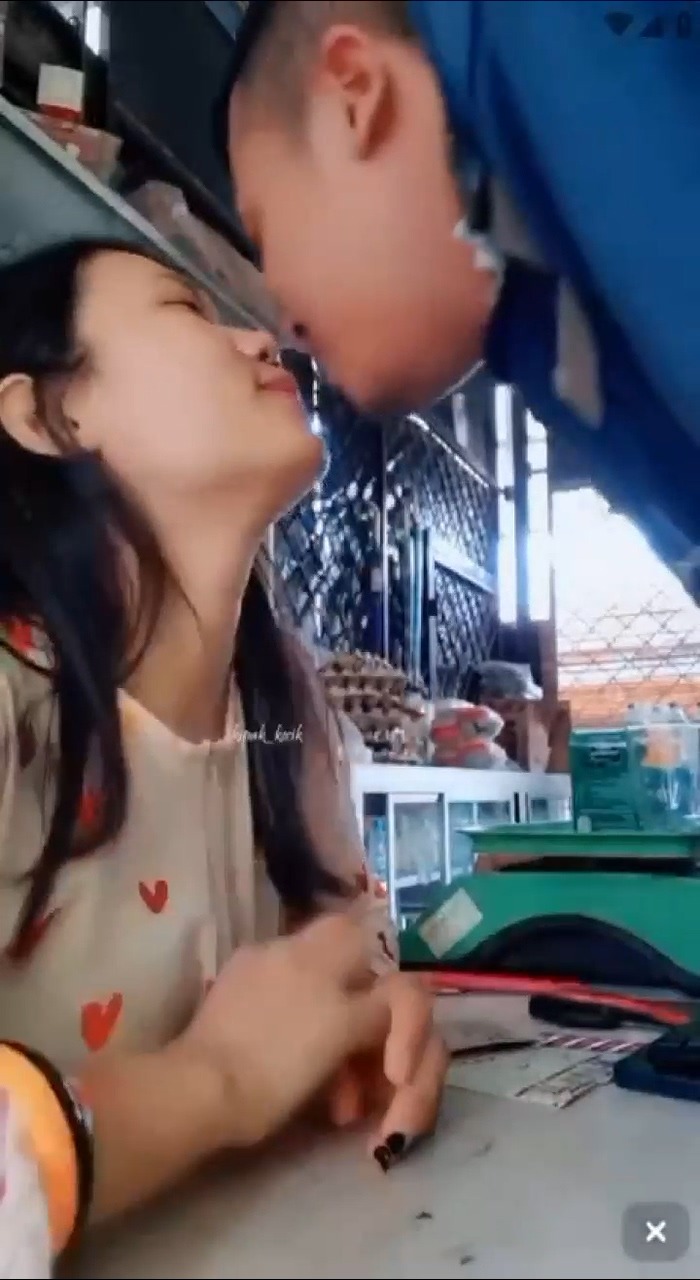 BUNGA Pelayan Toko Disamperin Pacarnya Dicium Digrepe