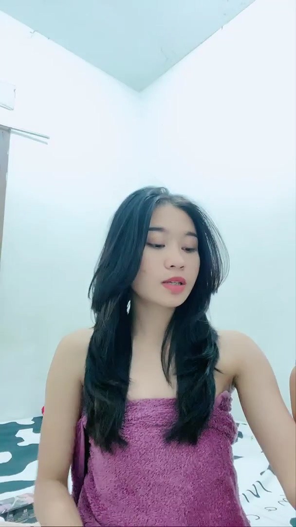 Ananda Cantik Gemesin Pake Handuk Omek Ngangkang