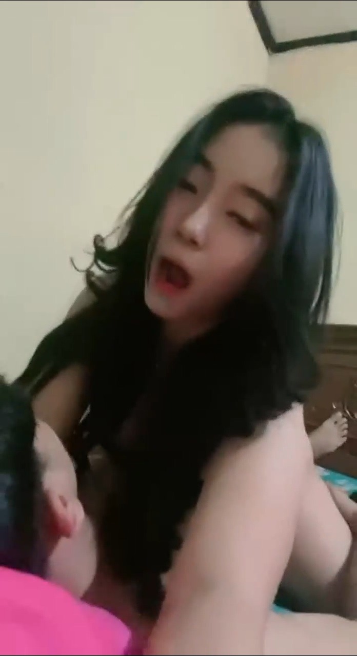 RESHA Cantik Punya Tubuh Mulus Ewe Brondong