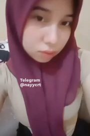 Cewek Jilbab Nakal Pamer Itil Colok Lubangnya