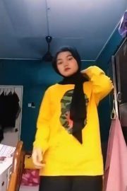 Gadis Jilbab Baju Kuning Buka-Bukaan Colmek Sange