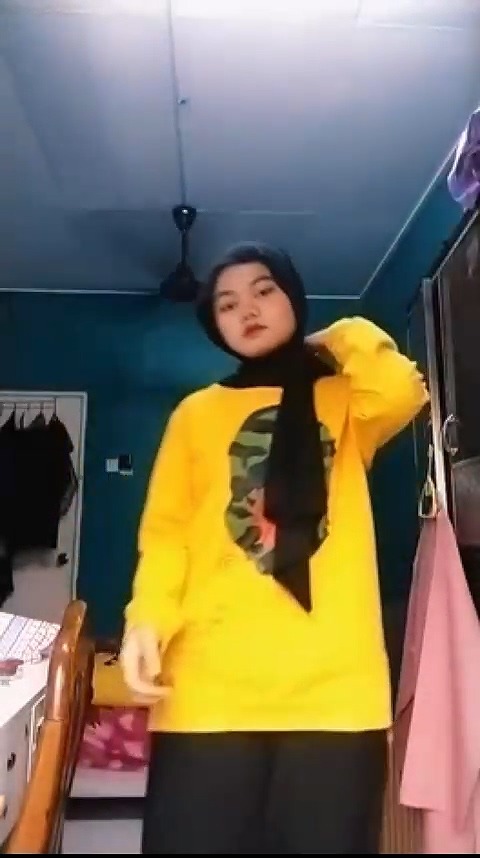 Gadis Jilbab Baju Kuning Buka-Bukaan Colmek Sange