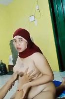Bunda Berjilbab Gemoy Ngulek Di Ruang Tamu