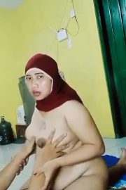 Bunda Berjilbab Gemoy Ngulek Di Ruang Tamu