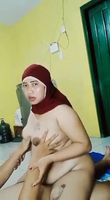 Bunda Berjilbab Gemoy Ngulek Di Ruang Tamu