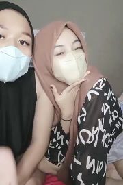 Dua Cewek Hijab Live Threesome Ewe Gantian