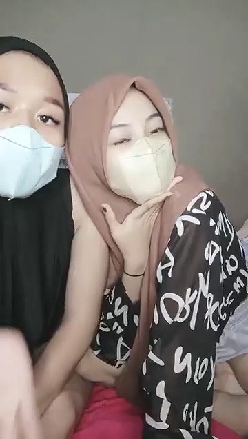 Dua Cewek Hijab Live Threesome Ewe Gantian