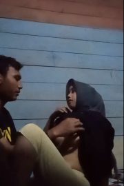 Riris Cewek Jilbab Serahkan Tubuhnya Untuk Pacar