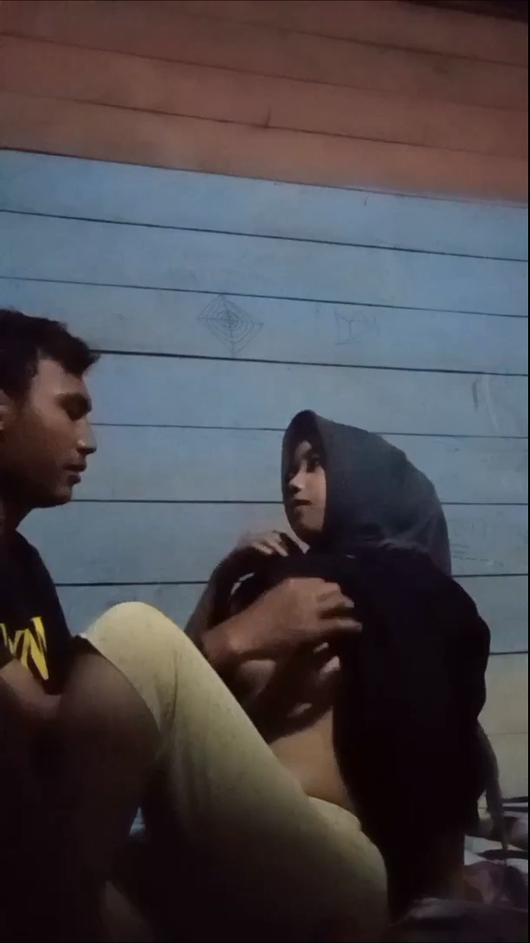 Riris Cewek Jilbab Serahkan Tubuhnya Untuk Pacar