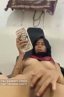 Cewek Hijab Malay Ngocok Terangsang Lihat Bokep
