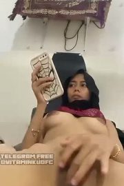 Cewek Hijab Malay Ngocok Terangsang Lihat Bokep