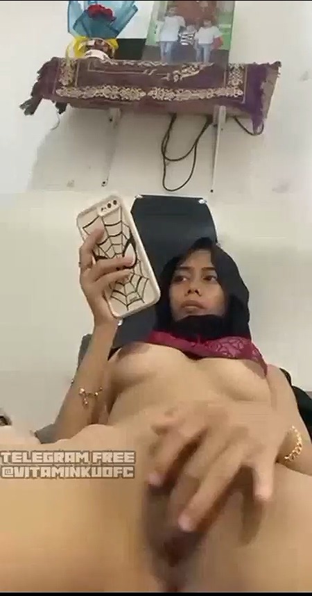 Cewek Hijab Malay Ngocok Terangsang Lihat Bokep