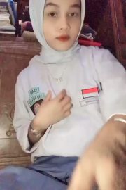 Cewek Seragam SMA Hijab Nakal Colmek Pamer Lobang