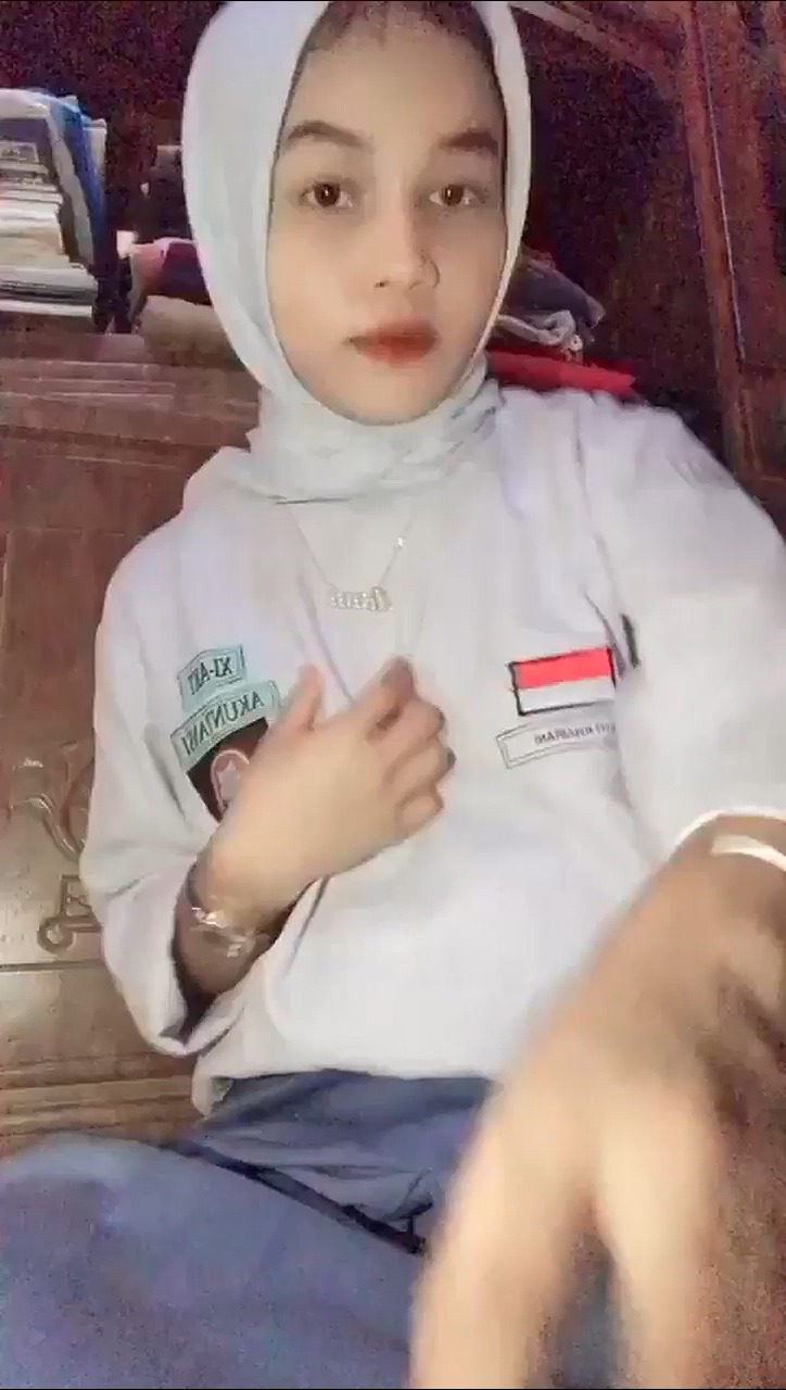 Cewek Seragam SMA Hijab Nakal Colmek Pamer Lobang