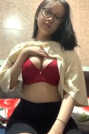 Dian Cewek Imut Suka Buka-Bukaan Omek