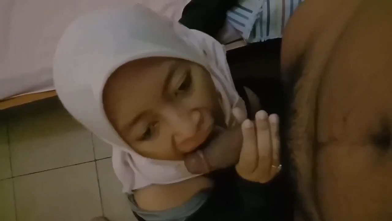 Pacar Hijab Pulang Kerja Kebelet Pengen Emut