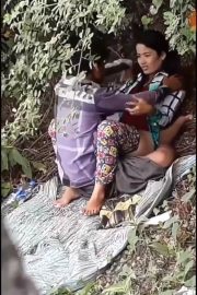 Ada Yang Lagi Pacaran Disemak Semak