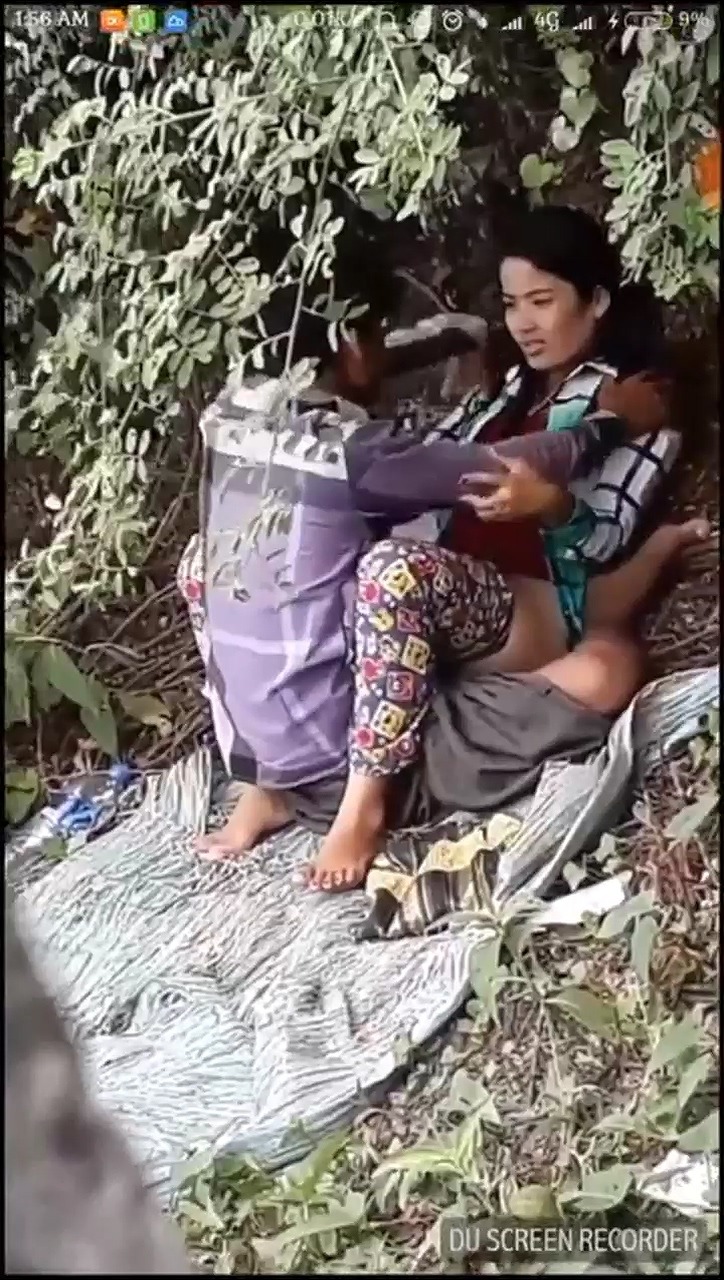 Ada Yang Lagi Pacaran Disemak Semak