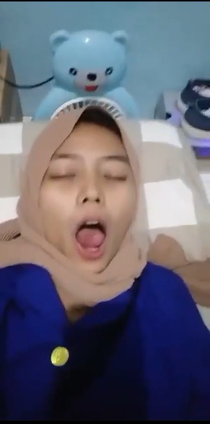 CEWEK HIJAB Sange Gak Tertolong