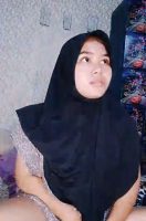 Istri Berjilbab Ajak Suami Live Ngewe