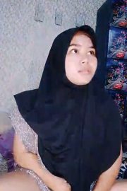Istri Berjilbab Ajak Suami Live Ngewe