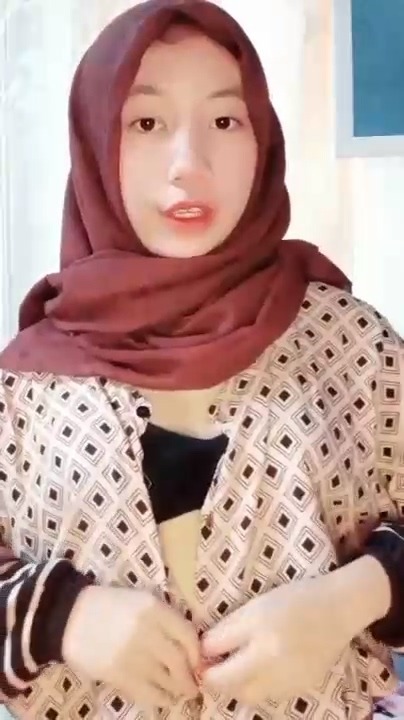 Remaja Hijab Buka Kancing Baju Omek Bikin Halu
