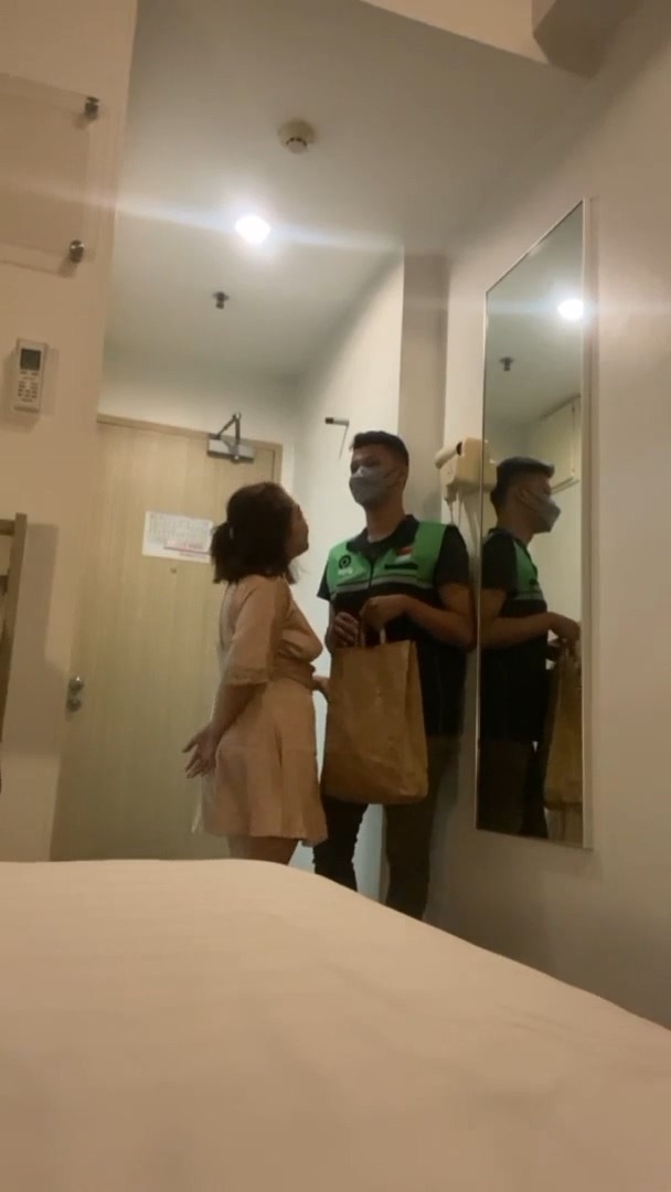 Mbak Susi Bujuk Pengantar Paket Layani Ngewe