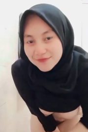 Karyawati Hijab Cantik Sange Kebelet Omek Di Toilet