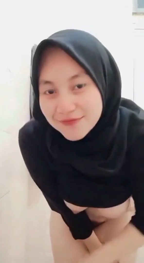 Karyawati Hijab Cantik Sange Kebelet Omek Di Toilet