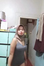 Marni Hijab Pamer Keindahan Tubuhnya Di Kamar Mandi