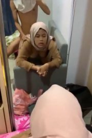 Kenikmatan Ewe Doggy PNS Hijab Depan Cermin