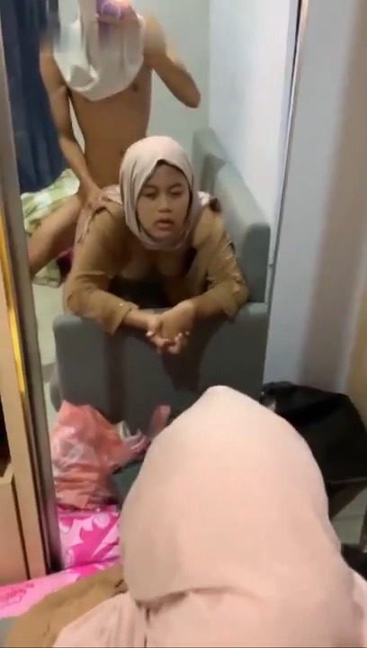 Kenikmatan Ewe Doggy PNS Hijab Depan Cermin