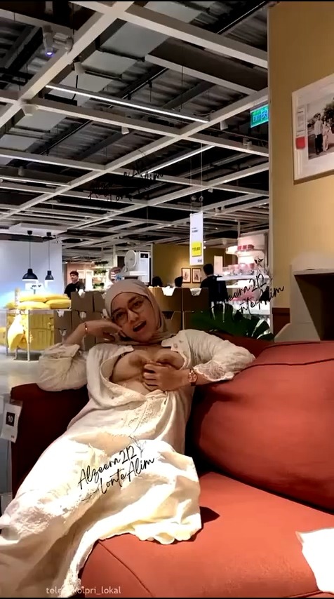 ZEERA Cewek Hijab Binal Nekad Buka Bukaan Di Restoran